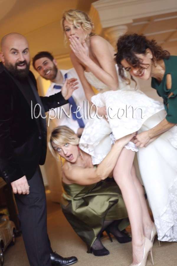La presentatrice tv raggiante durante la sua festa di matrimonio