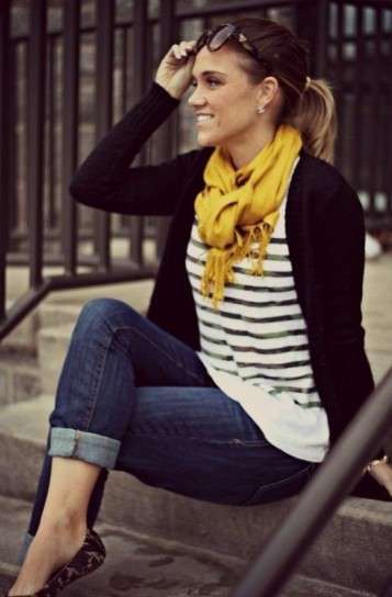 Look con sciarpa gialla