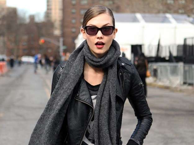Look con sciarpa grigia