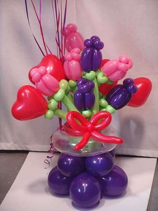 Mazzo di fiori e cuori con palloncini