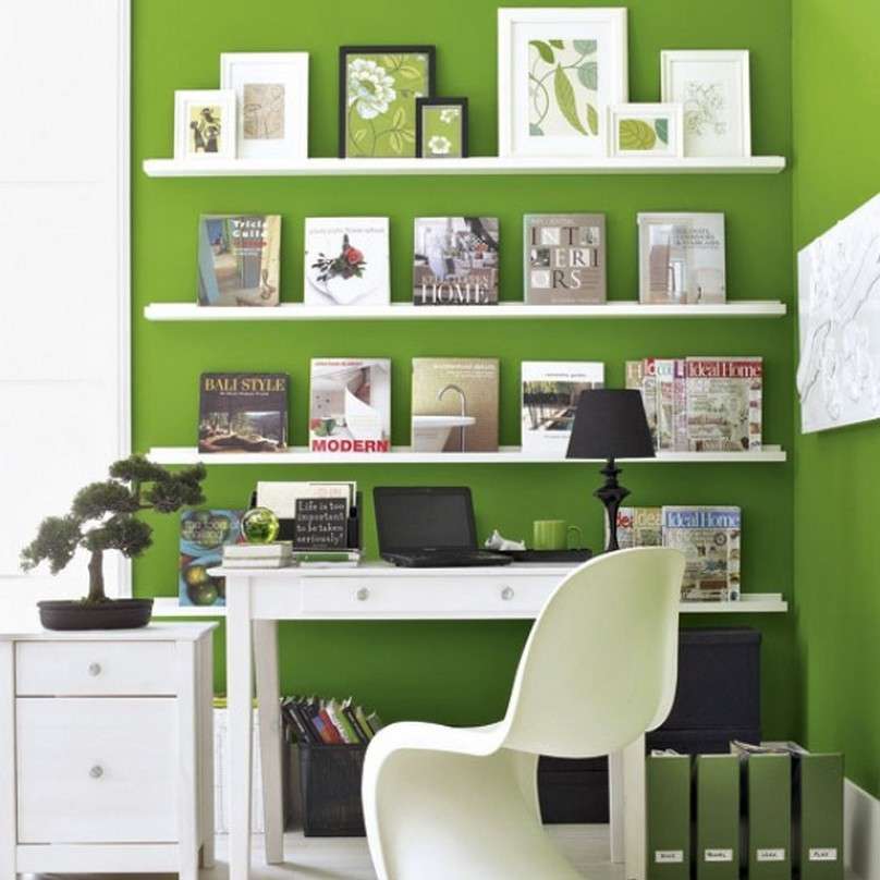 Mensole con foto su parete verde