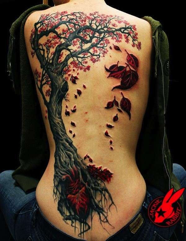 Schiena con tatuaggio albero in 3D