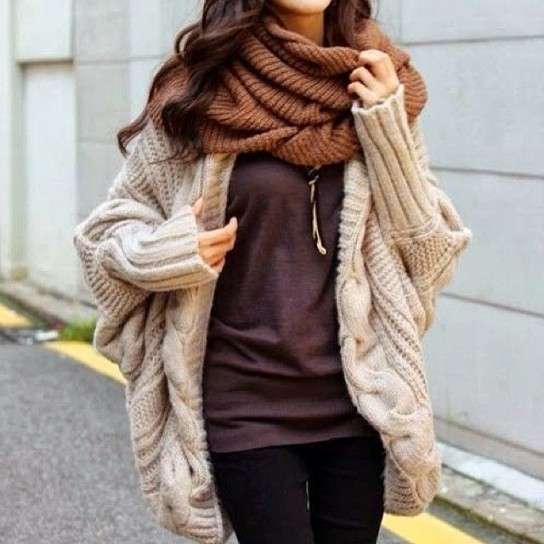 Sciarpa e cardigan a contrasto