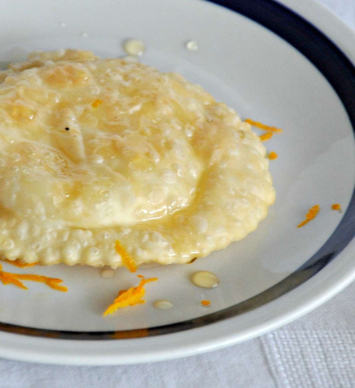 Seadas con miele e scorza d'arancia