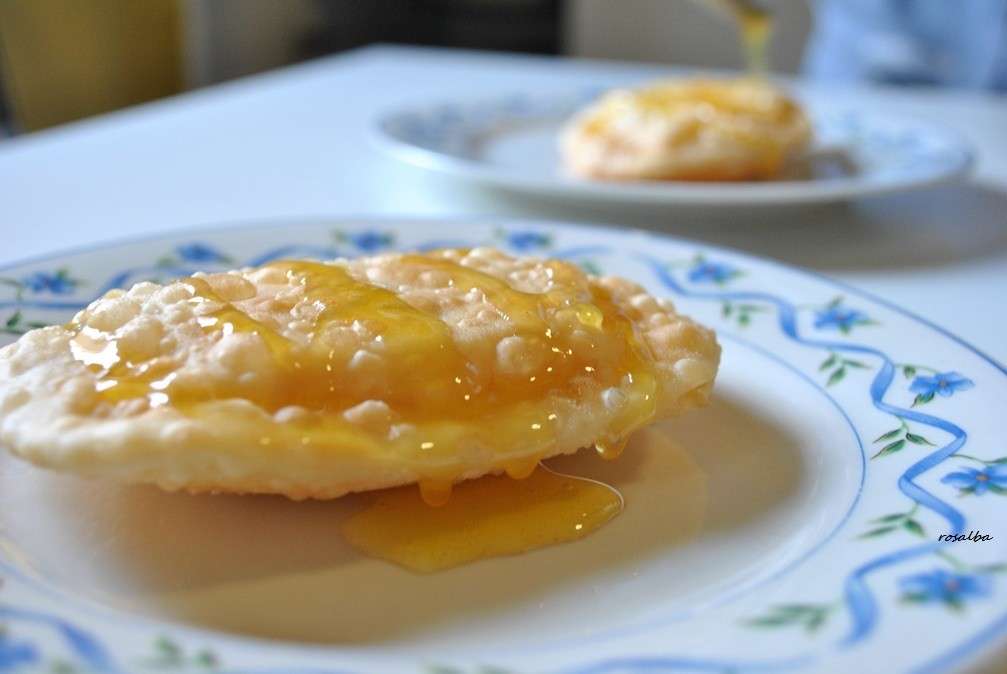 Seadas tradizionali con miele e formaggio