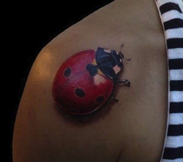 Tatuaggio 3D coccinella sulla spalla