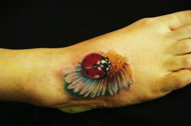 Tatuaggio coccinella in 3D sul piede