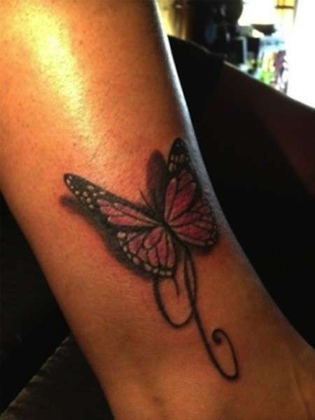 Tatuaggio colorato con farfalla 3D