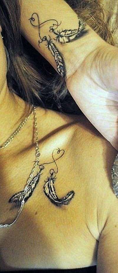 Tatuaggio con piume su scapola e braccio in 3D