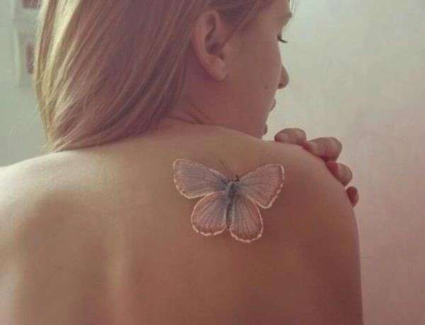 Tatuaggio farfalla colori pastello in 3D sulla spalla