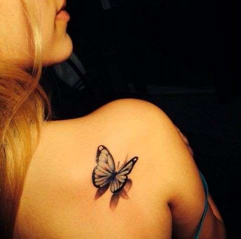 Tatuaggio farfalla nera in 3D sulla spalla
