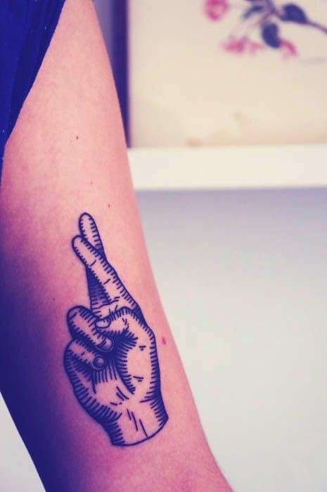 Tatuaggio in 3D dita incrociate