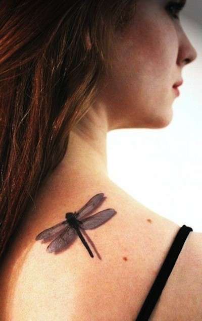 Tatuaggio libellula 3D sulla spalla