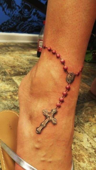 Tatuaggio rosario 3D sulla caviglia
