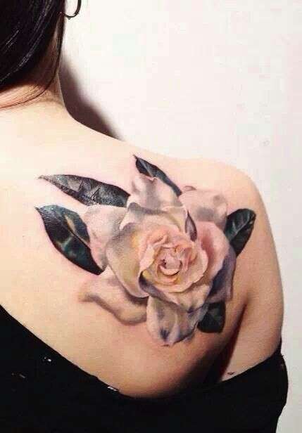 Tatuaggio sulla spalla fiore in 3D