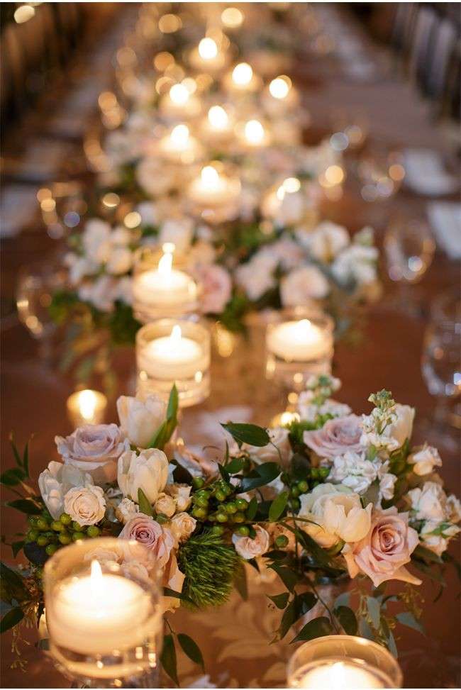 Tavola piena di candele per il matrimonio