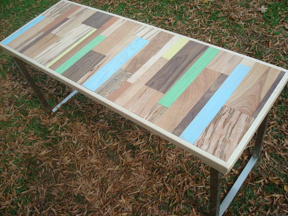 Tavolo con le assi di legno colorate