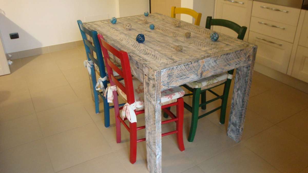 Tavolo in legno decorato