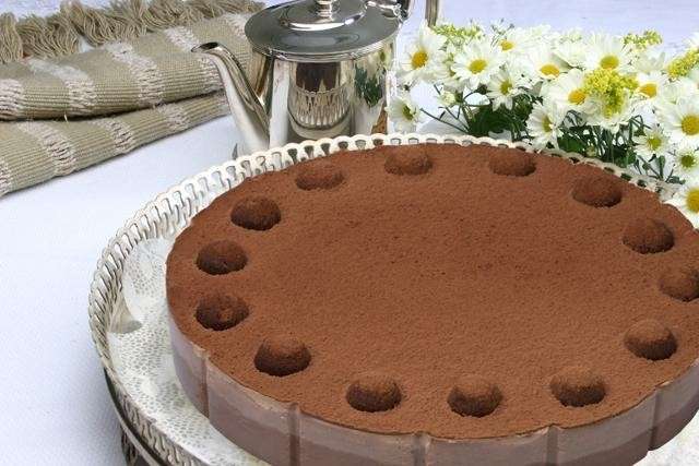 Torta decorata con cacao