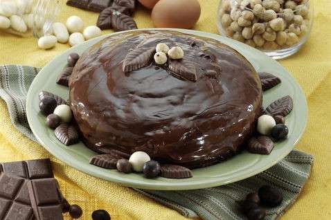 Torta gianduia decorata con cioccolatini