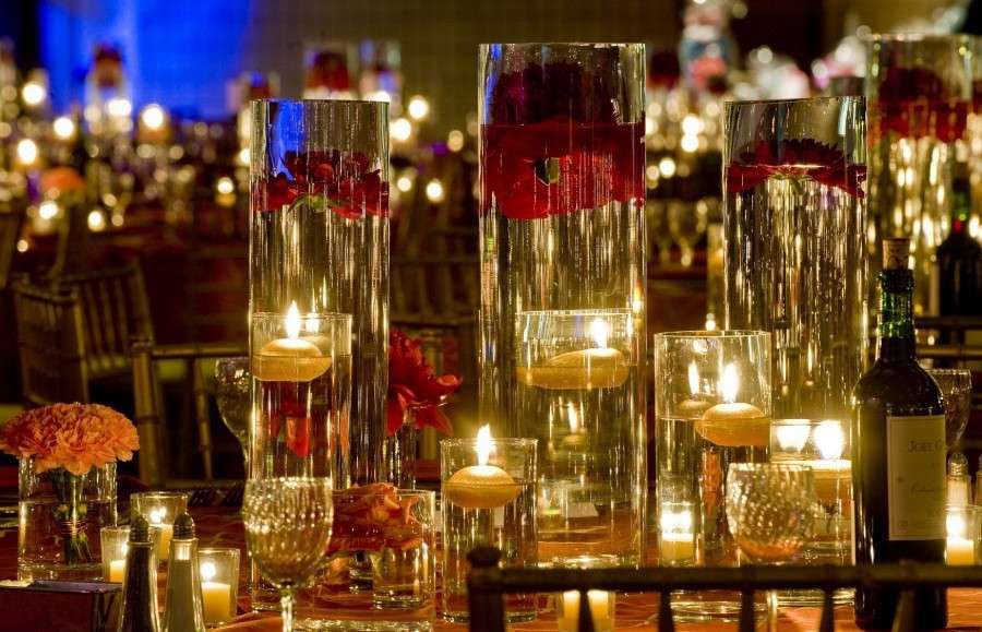 Vasi con candele bianche per il matrimonio