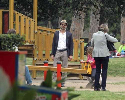 Alessandro Preziosi con gli occhiali da sole e il cappello al parco