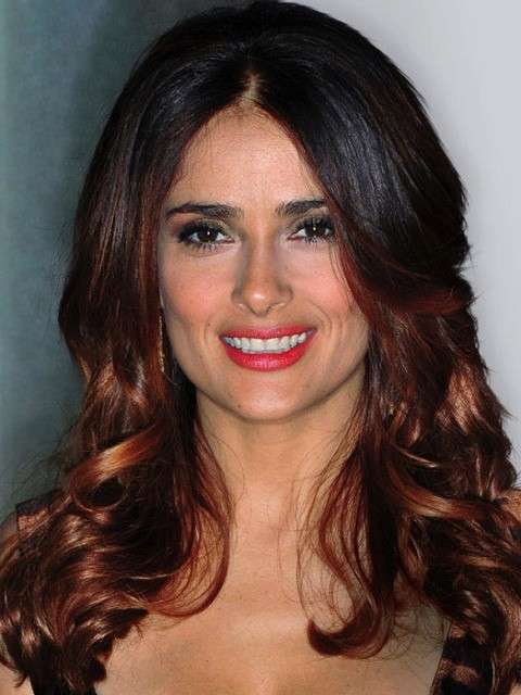 Boccoli intorno al viso per Salma Hayek