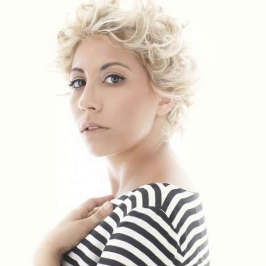 Capelli corti ricci di Malika Ayane