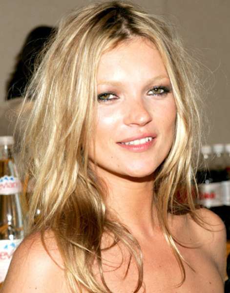 Capelli dal finish spettinato per Kate Moss