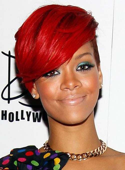 Capelli rossi corti di Rihanna
