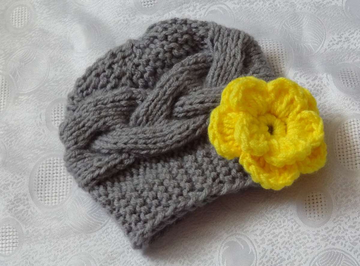 Cappello grigio con fiore