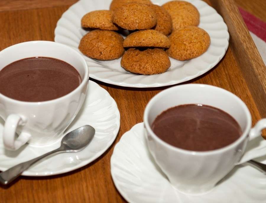 Cioccolata calda con biscotti