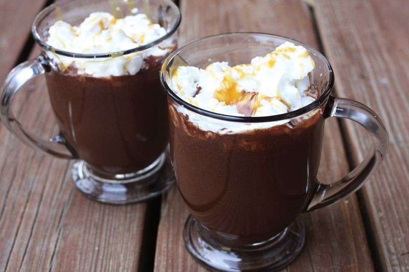 Cioccolata calda con panna e caramello