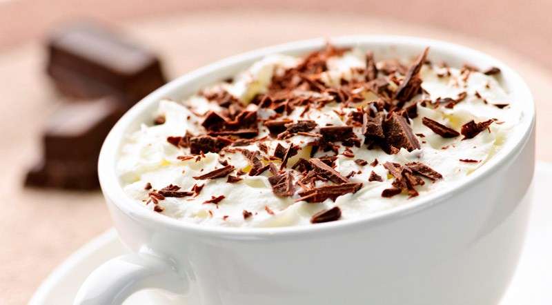 Cioccolata calda con panna e scaglie