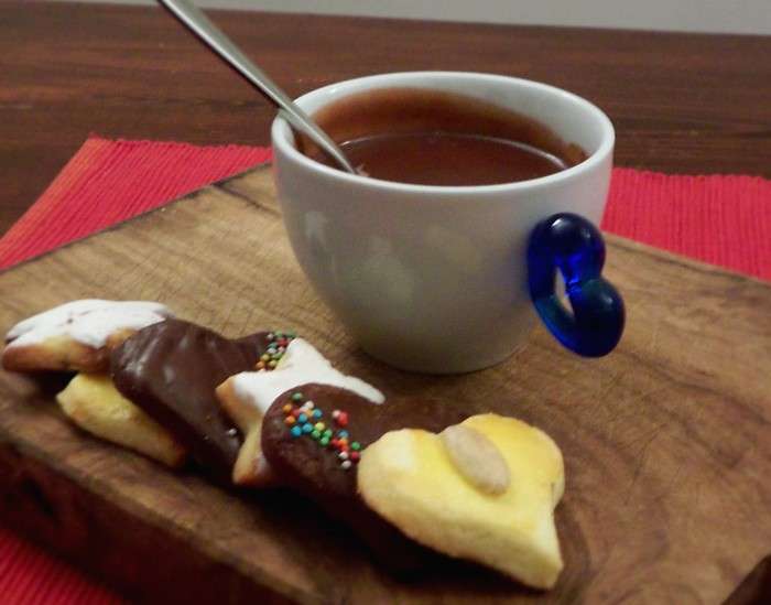 Cioccolata servita con biscotti