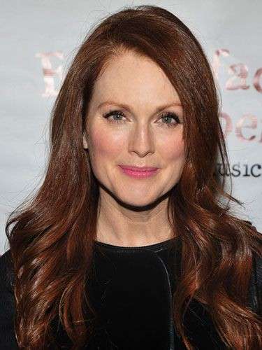 Ciuffo laterale e capelli mossi per Julianne Moore