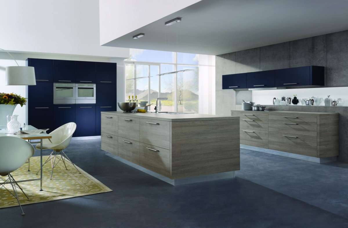 Cucina ampia legno e blu