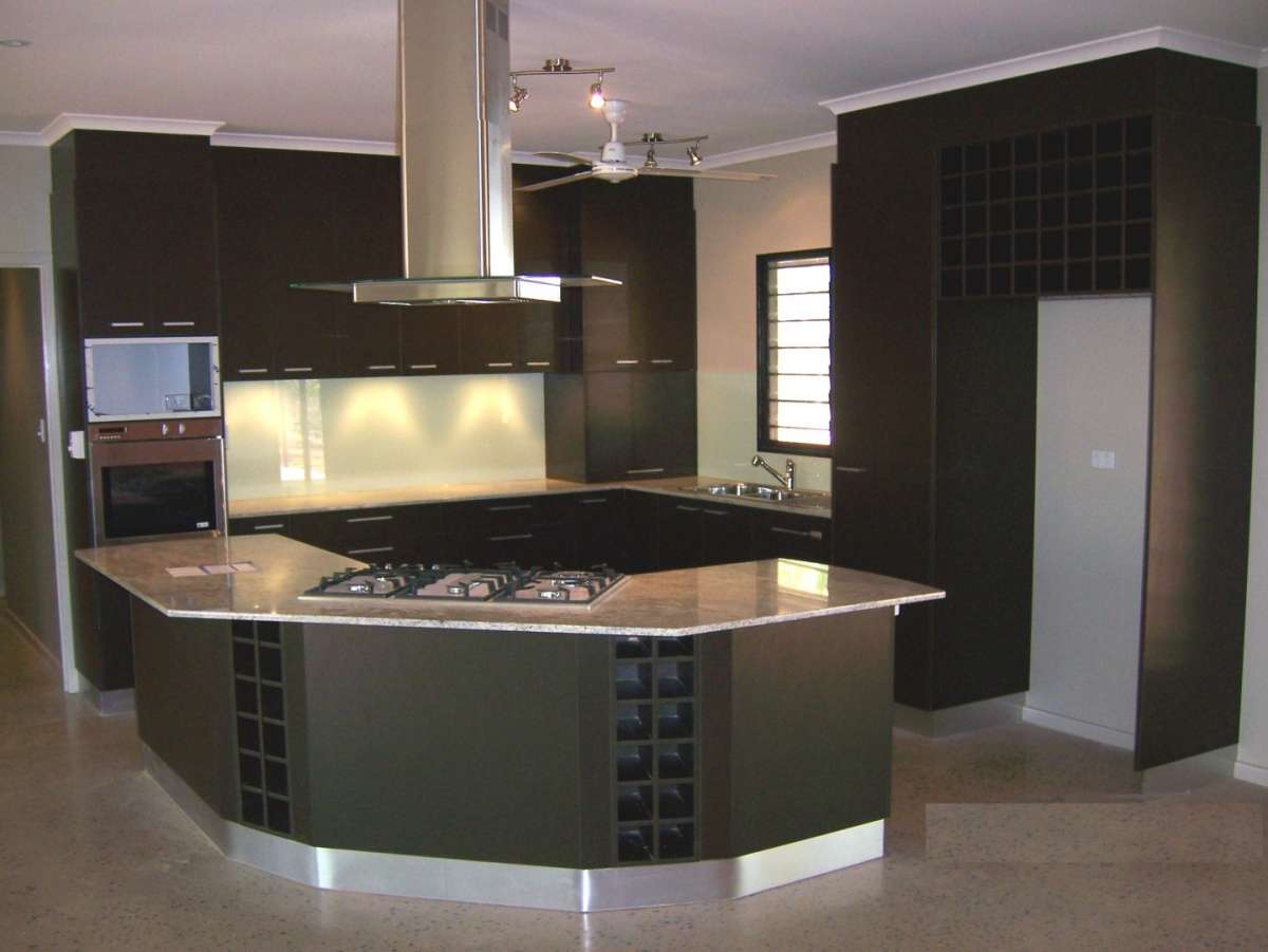 Cucina marrone moderna con penisola