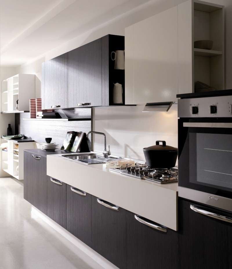 Cucina moderna bianca e nera lineare