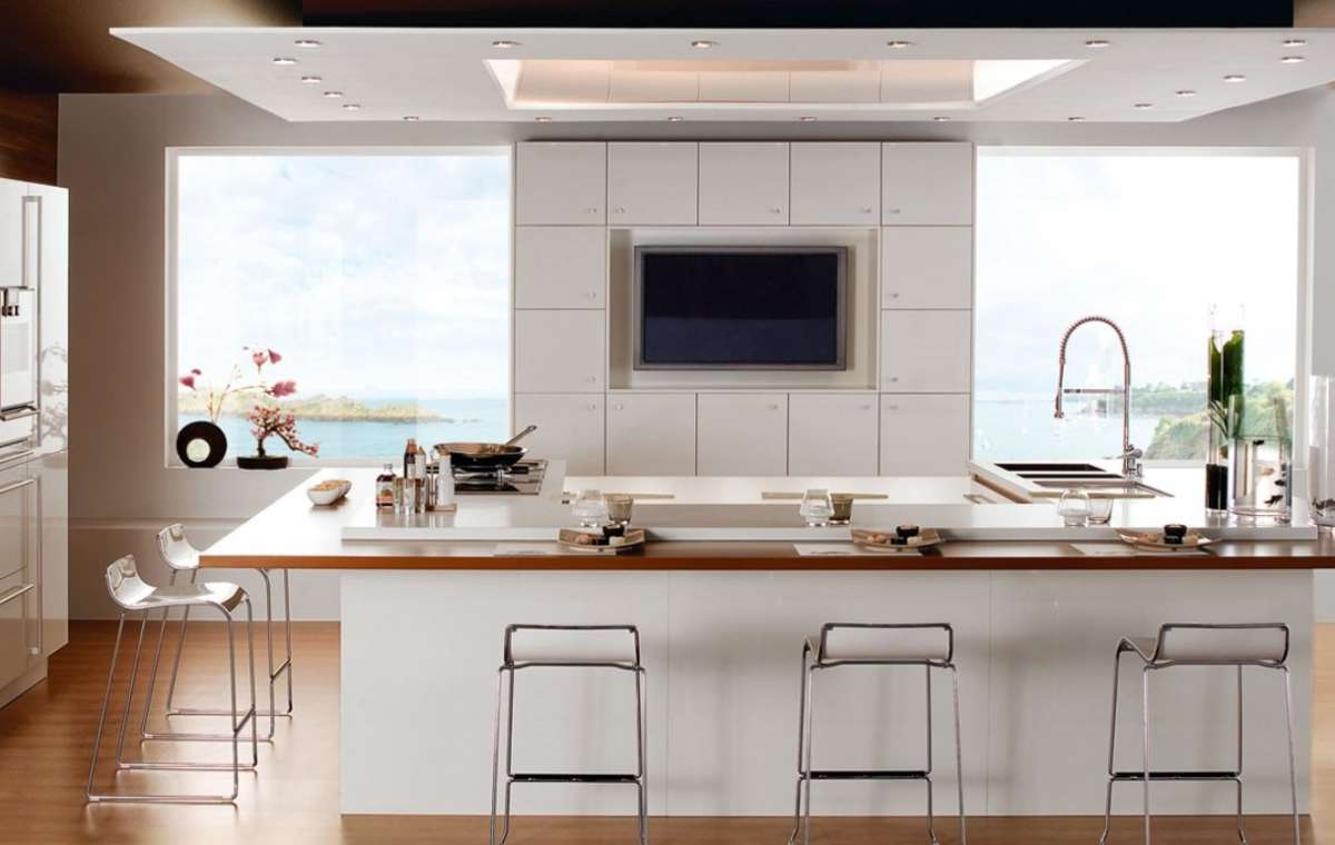 Cucina moderna con ampie vetrate