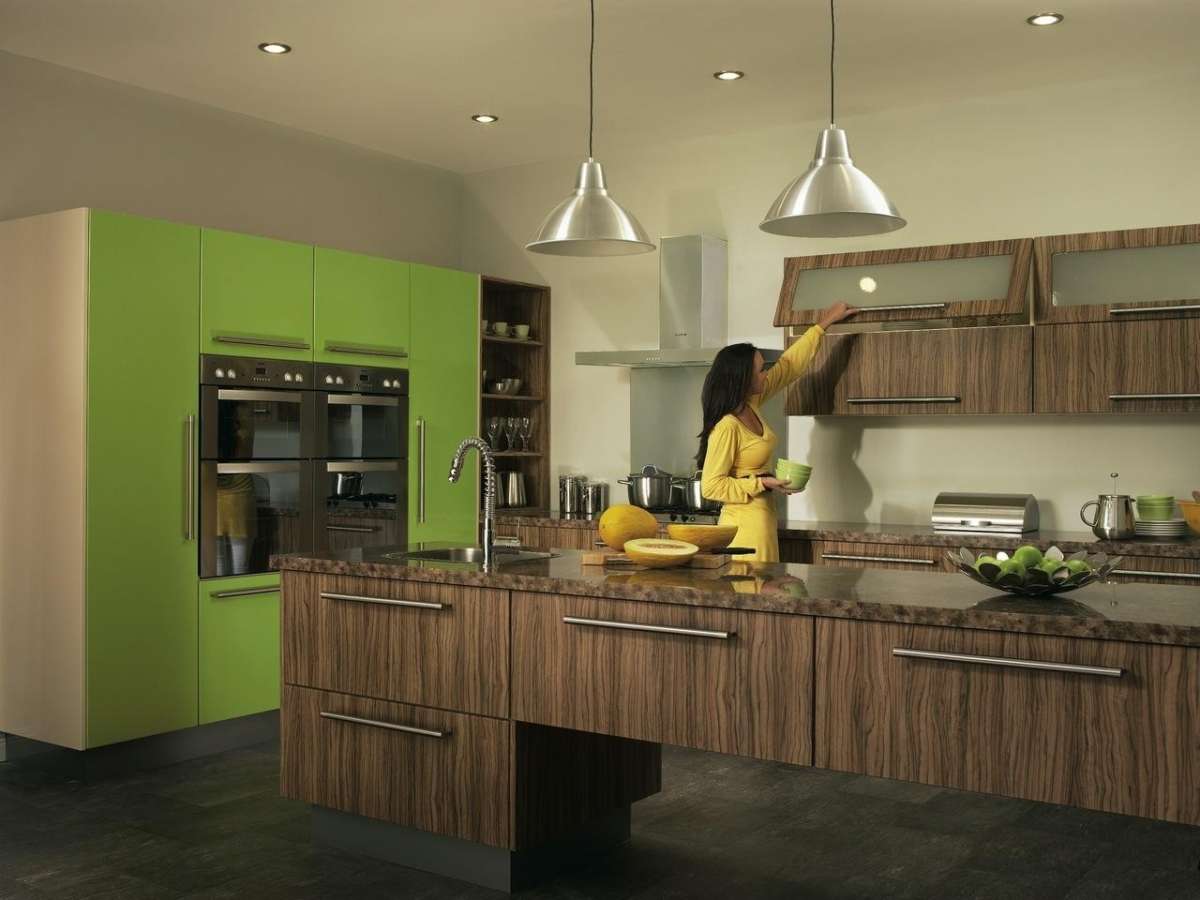 Cucina moderna in legno e verde acido