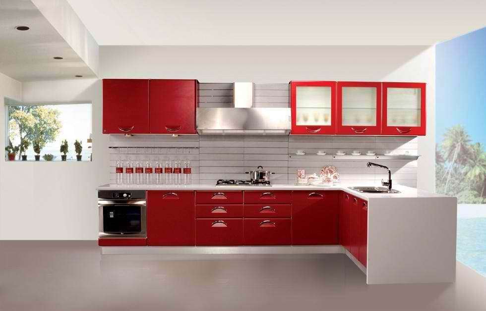 Cucina moderna rossa e bianca con penisola