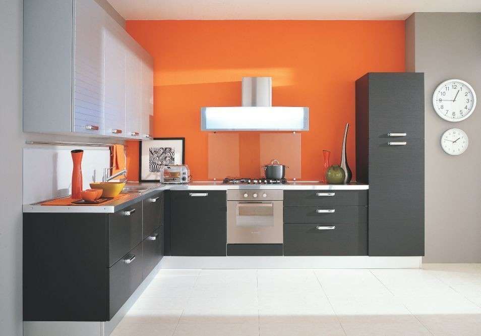 Cucina moderna su parete arancione