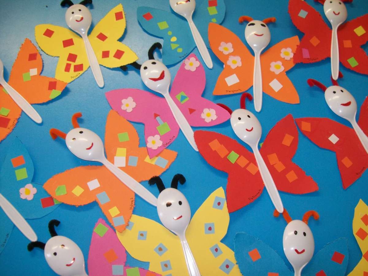 Farfalle colorate con i cucchiaini