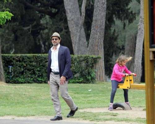 L'attore con la figlia Elena a Villa Borghese