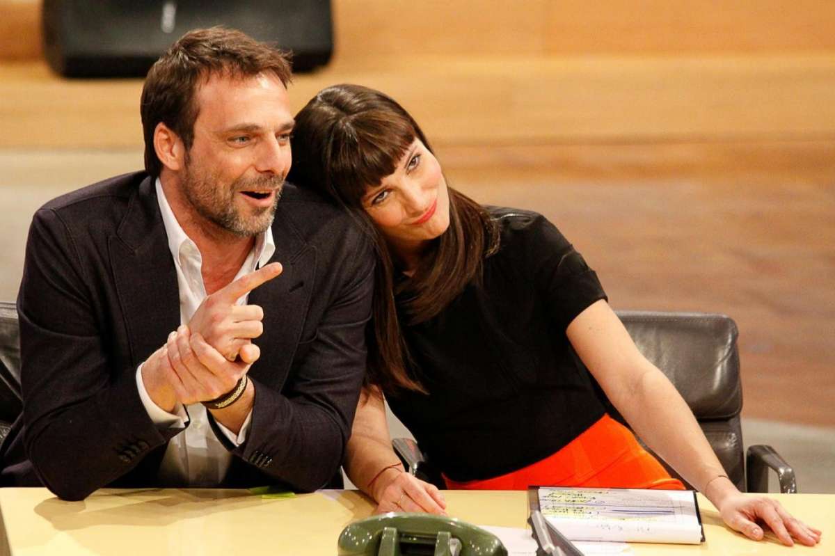 L'attore con Victoria Cabello in TV