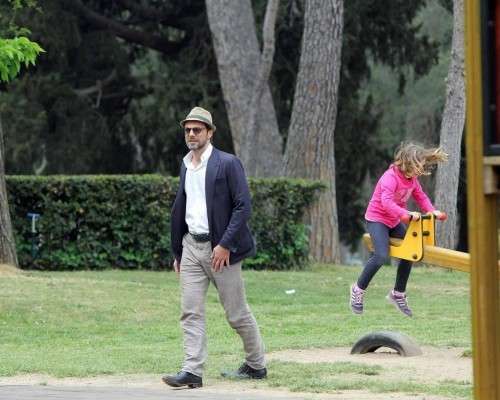 L'attore napoletano con la figlia al parco