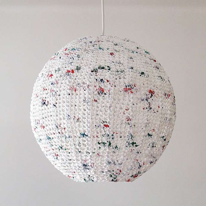 Lampadario con i sacchetti di plastica