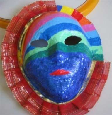 Maschera colorata in cartapesta