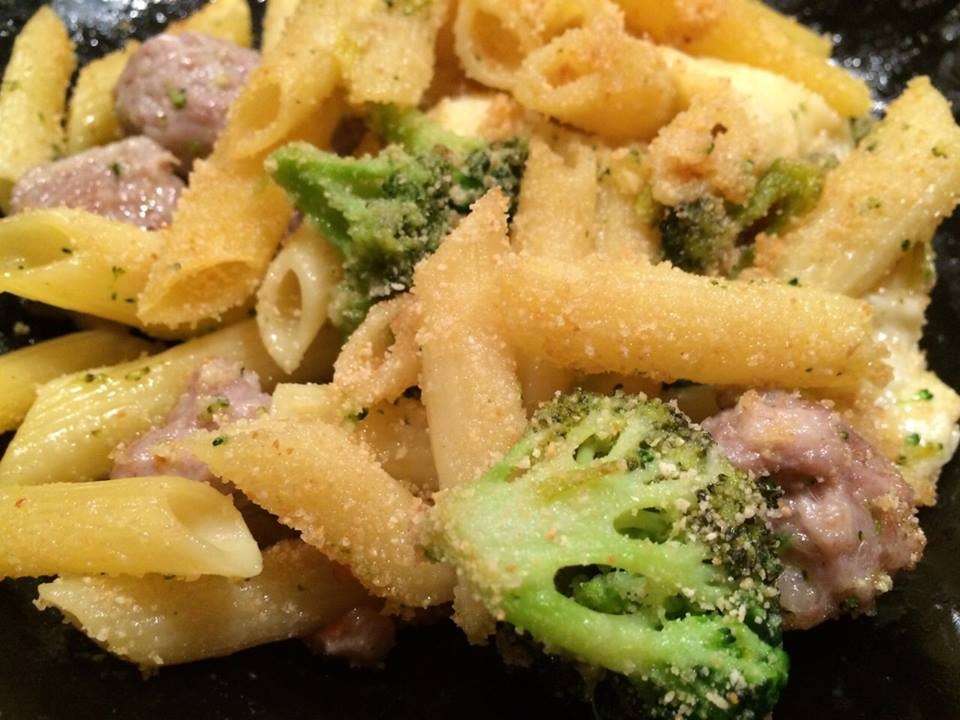 Penne gratinate con salsiccia e broccoli